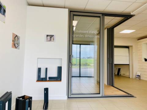 Showroom La Menuis' Noyal-Pontivy coulissant d'angle alu Showroom La Menuis' Noyal-Pontivy coulissant d'angle alu