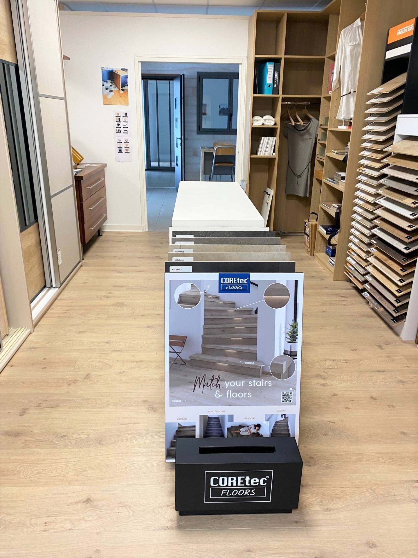 Showroom LA MENUIS Pontivy espace intérieur sol CORETEC