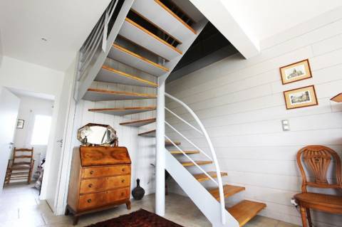 Escaliers blanc métallique avec marches en bois