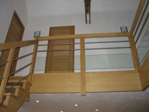 Escaliers avec garde-corps vitré lisse et inox