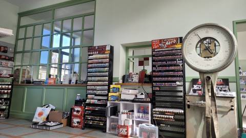 Guichet boutique trains gare Pontivy LA MENUIS' verrière bois Guichet boutique trains gare Pontivy LA MENUIS' verrière bois