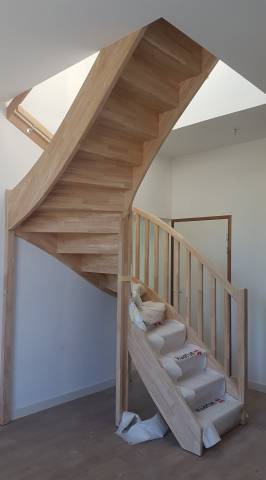 Logement gare de Pontivy escalier en hévéa LA MENUIS' Logement gare de Pontivy escalier en hévéa LA MENUIS'