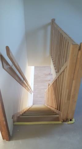 Logement gare de Pontivy escalier en hévéa LA MENUIS' Logement gare de Pontivy escalier en hévéa LA MENUIS'